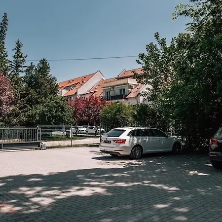 Igenyes & Ujszeru Studio A Napfenyfurdo Kozeleben Apartment